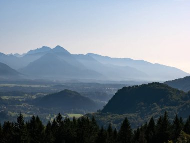 Görkemli tepelerin üzerinde L harfiyle güneşin doğuşunu izle.