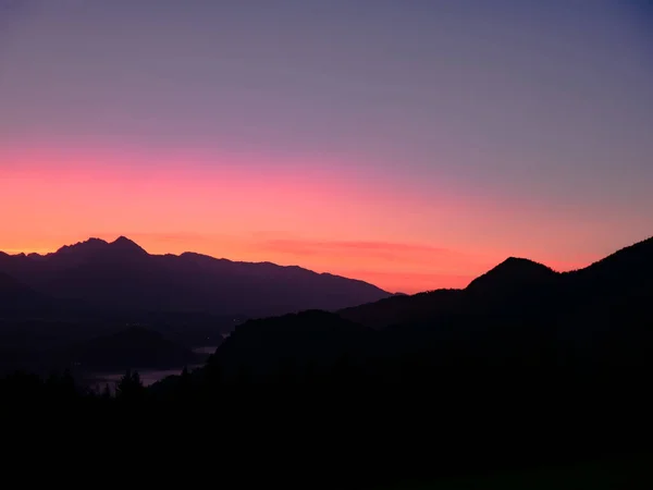 Vista sulla splendida alba sulle maestose colline con la L — Foto Stock