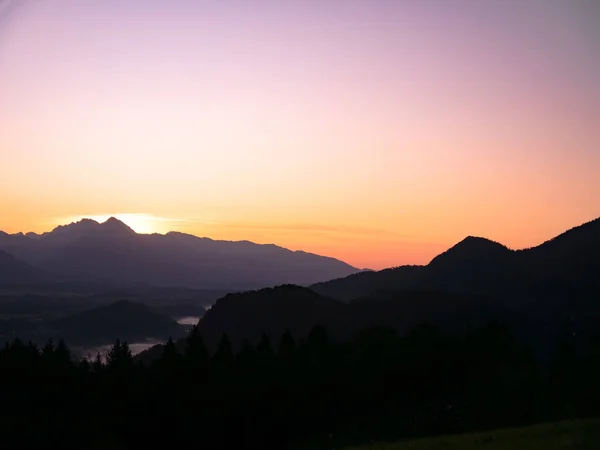 View on the beautiful sunrise over the majestic hills with the L — Stock Photo, Image