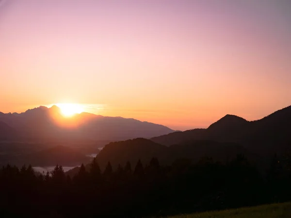 Vista sobre el hermoso amanecer sobre las majestuosas colinas con la L —  Fotos de Stock