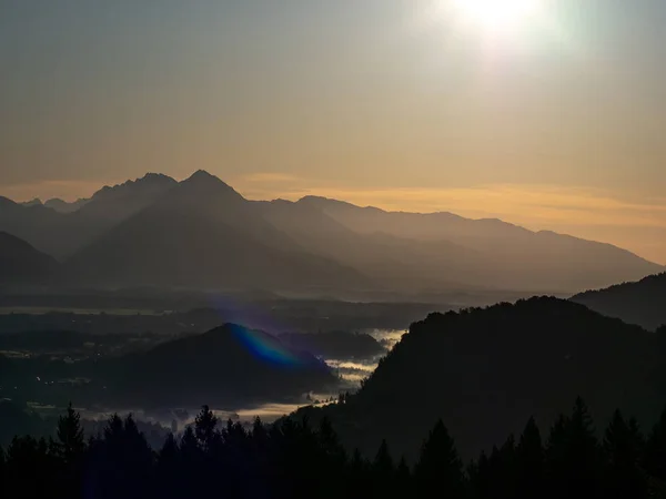 View on the beautiful sunrise over the majestic hills with the L — Stock Photo, Image