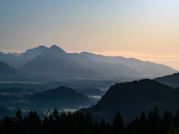 Vista sobre el hermoso amanecer sobre las majestuosas colinas con la L —  Fotos de Stock