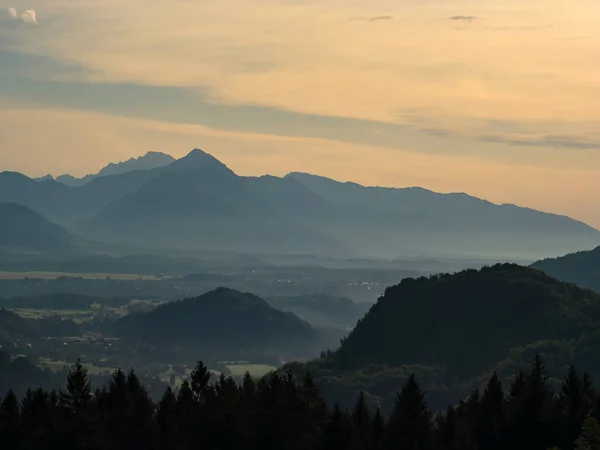 Vista sobre el hermoso amanecer sobre las majestuosas colinas con la L —  Fotos de Stock