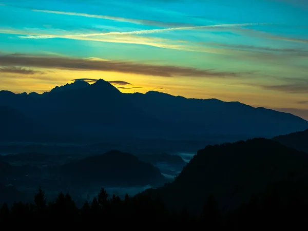 View on the beautiful sunrise over the majestic hills with the L — Stock Photo, Image
