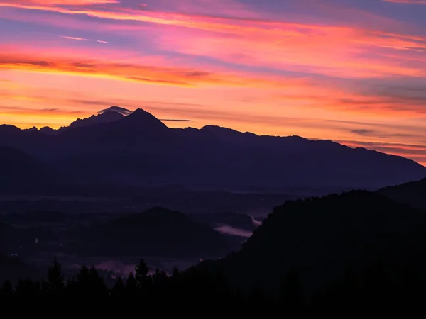 Vista sobre el hermoso amanecer sobre las majestuosas colinas con la L —  Fotos de Stock