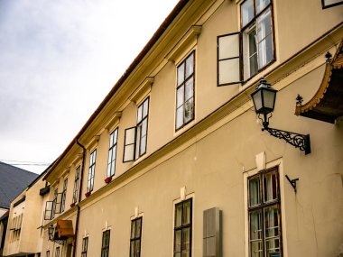 Güneşli bir günde Macaristan 'ın Gyor kentindeki tarihi mimariye bakın.