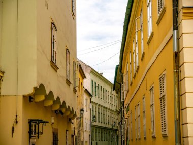 Güneşli bir günde Macaristan 'ın Gyor kentindeki tarihi mimariye bakın.