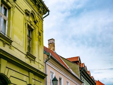 Güneşli bir günde Macaristan 'ın Gyor kentindeki tarihi mimariye bakın.