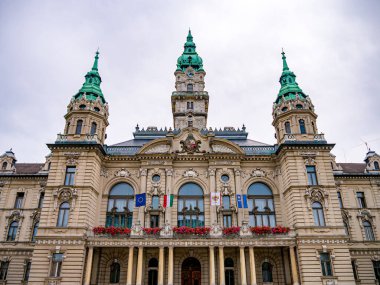 Güneşli ve bulutlu bir günde Macaristan 'ın Gyor kentindeki büyük büroya bakın..
