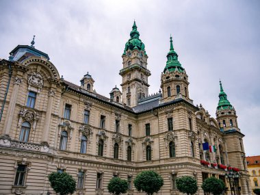 Güneşli ve bulutlu bir günde Macaristan 'ın Gyor kentindeki büyük büroya bakın..
