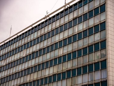 Macaristan, Gyor 'daki bir ofis binasının camlarına ve yansımalarına bak