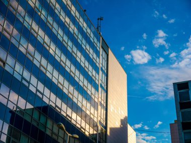 Macaristan, Gyor 'daki bir ofis binasının camlarına ve yansımalarına bak