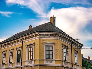 Macaristan 'ın Keszthely kentindeki tarihi mimariye güneşli bir günde bir bakın..