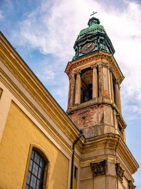 Güneşli bir günde Macaristan 'ın Papa kentindeki Aziz Stephen Kilisesi Szent Istvan Vertanu fırtınasına bakın..