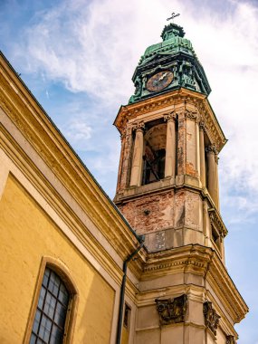 Güneşli bir günde Macaristan 'ın Papa kentindeki Aziz Stephen Kilisesi Szent Istvan Vertanu fırtınasına bakın..