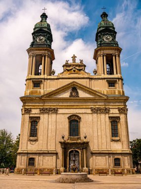 Güneşli bir günde Macaristan 'ın Papa kentindeki Aziz Stephen Kilisesi Szent Istvan Vertanu fırtınasına bakın..