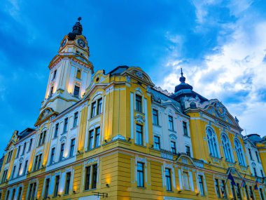 Bulutlu bir günde Macaristan 'ın Pecs kentindeki büyük ofislere bakın..