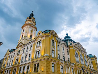 Bulutlu bir günde Macaristan 'ın Pecs kentindeki büyük ofislere bakın..
