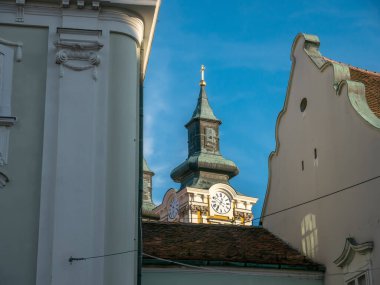 Bulutlu bir günde Macaristan 'ın Szekesfehervar kentindeki tarihi bir kiliseye bakın..