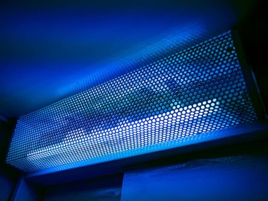 Metrodaki kirli neon lambayı izle.