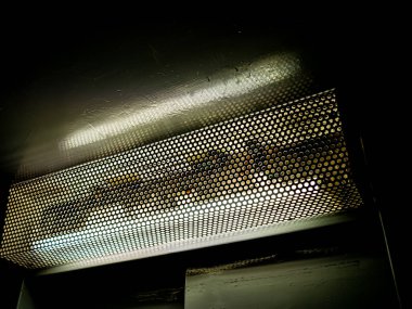 Metrodaki kirli neon lambayı izle.