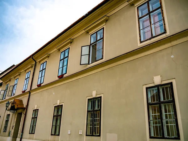 Vista Sobre Arquitetura Histórica Gyor Hungria Dia Ensolarado — Fotografia de Stock