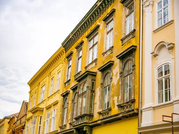 Güneşli bir günde Macaristan 'ın Gyor kentindeki tarihi mimariye bakın.