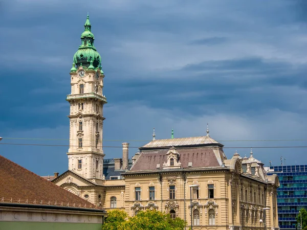 晴れた曇り空の日にハンガリーのガイアの主なオフィスで見る — ストック写真