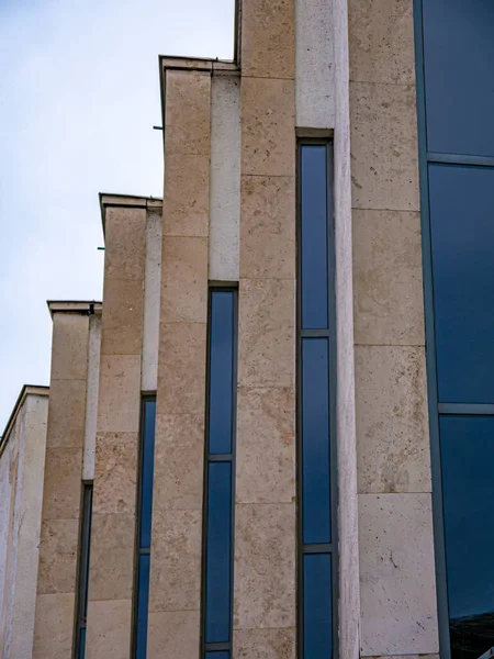 Vista Las Ventanas Las Reflexiones Sobre Edificio Oficinas Gyor Hungría — Foto de Stock