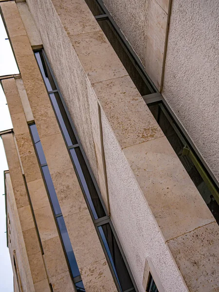 Vista Las Ventanas Las Reflexiones Sobre Edificio Oficinas Gyor Hungría — Foto de Stock