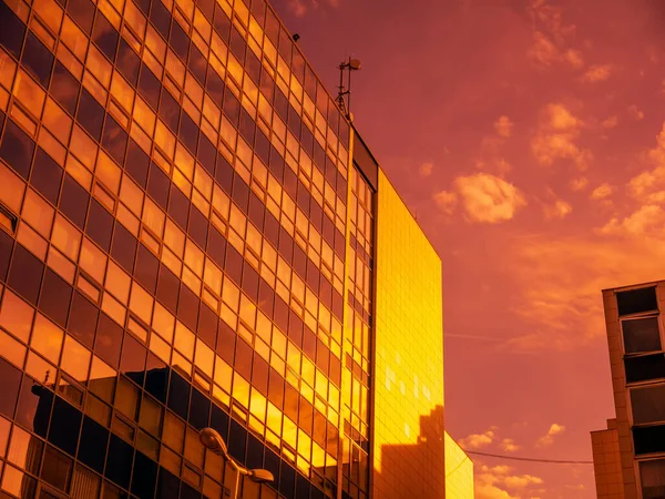 Vista Sobre Janelas Reflexões Sobre Edifício Escritórios Gyor Hungria — Fotografia de Stock