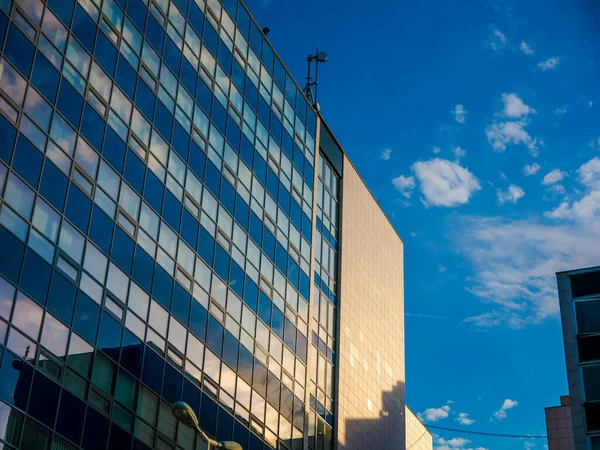 Vista Las Ventanas Las Reflexiones Sobre Edificio Oficinas Gyor Hungría — Foto de Stock