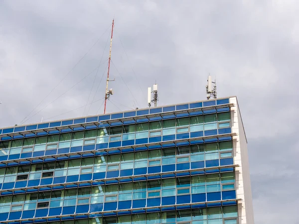 Vista Las Ventanas Las Reflexiones Sobre Edificio Oficinas Gyor Hungría — Foto de Stock