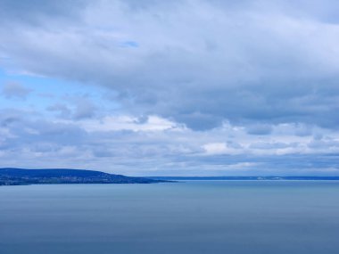 Fırtınalı bir günde Balaton Gölü ve Balatonfued 'in manzarası.