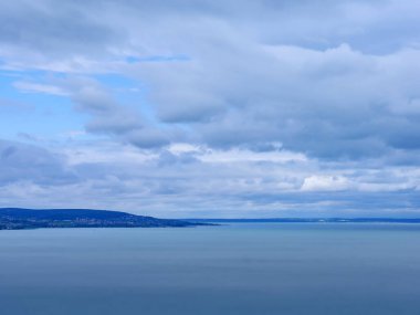 Fırtınalı bir günde Balaton Gölü ve Balatonfued 'in manzarası.