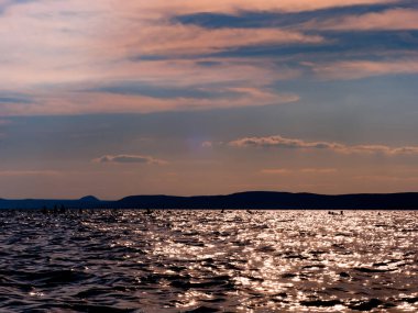 Balatonszarszo 'dan gün batımında Balaton Gölü manzarası.