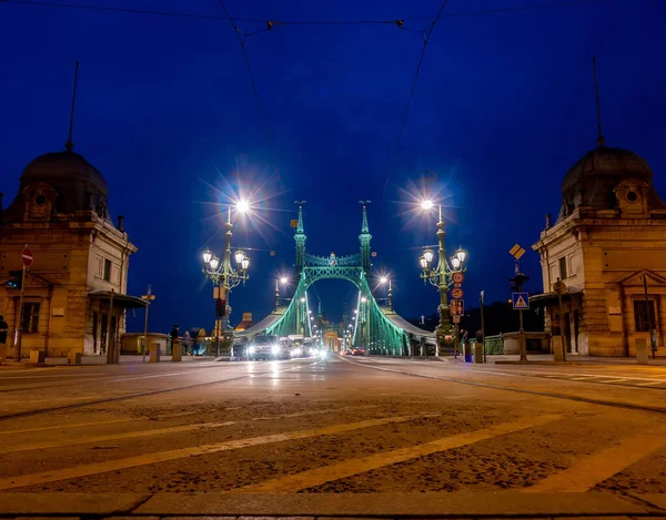 Budapest Hungary December 2019 View Traffic Fovam Square Liberty Bridge — Stock Photo, Image