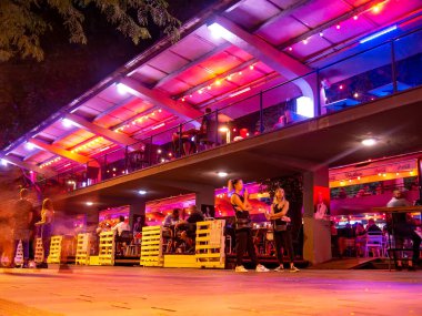 BUDAPEST, HUNGARY - 22 AĞUSTOS 2020: Bir yaz gecesi Elisabeth Meydanı 'ndaki Budapeşte halkına ve gece hayatına bakın.