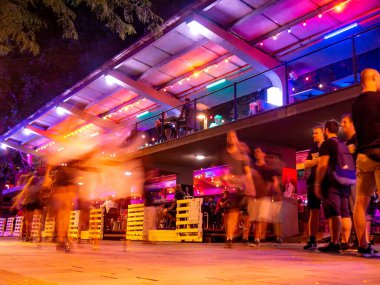 BUDAPEST, HUNGARY - 22 AĞUSTOS 2020: Bir yaz gecesi Elisabeth Meydanı 'ndaki Budapeşte halkına ve gece hayatına bakın.