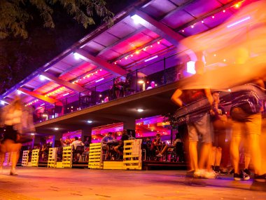 BUDAPEST, HUNGARY - 22 AĞUSTOS 2020: Bir yaz gecesi Elisabeth Meydanı 'ndaki Budapeşte halkına ve gece hayatına bakın.