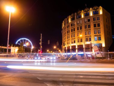 BUDAPEST, HUNGARY - 22 AĞUSTOS 2020: Yoğun trafiği ve Budapeşte 'deki insanları yaz gecesi izleyin.