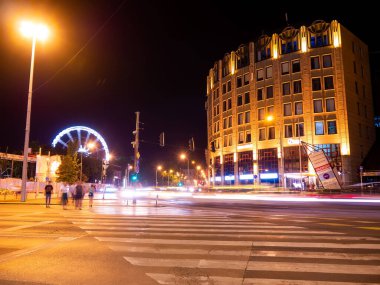 BUDAPEST, HUNGARY - 22 AĞUSTOS 2020: Yoğun trafiği ve Budapeşte 'deki insanları yaz gecesi izleyin.