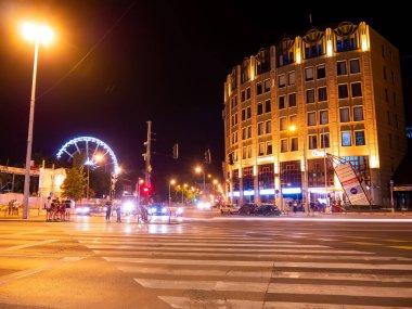 BUDAPEST, HUNGARY - 22 AĞUSTOS 2020: Yoğun trafiği ve Budapeşte 'deki insanları yaz gecesi izleyin.