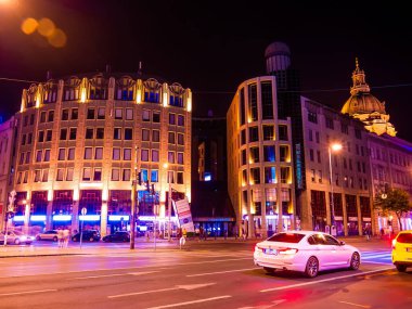 BUDAPEST, HUNGARY - 22 AĞUSTOS 2020: Yoğun trafiği ve Budapeşte 'deki insanları yaz gecesi izleyin.