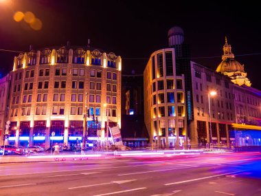 BUDAPEST, HUNGARY - 22 AĞUSTOS 2020: Yoğun trafiği ve Budapeşte 'deki insanları yaz gecesi izleyin.