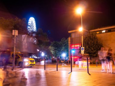 BUDAPEST, HUNGARY - 22 AĞUSTOS 2020: Bir yaz gecesi Elisabeth Meydanı 'ndaki Budapeşte halkına ve gece hayatına bakın.