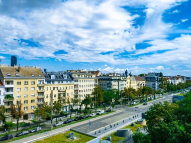 VIENNA, AUSTRIA - 24 AĞUSTOS 2020: Viyana, Avusturya 'nın işlek caddelerinde yaz sabahı.