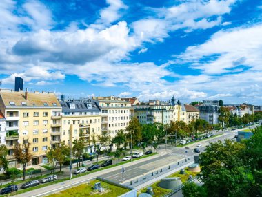 VIENNA, AUSTRIA - 24 AĞUSTOS 2020: Viyana, Avusturya 'nın işlek caddelerinde yaz sabahı.