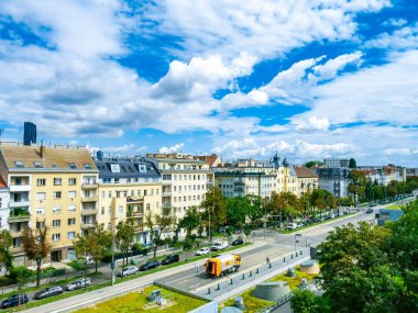 VIENNA, AUSTRIA - 24 AĞUSTOS 2020: Viyana, Avusturya 'nın işlek caddelerinde yaz sabahı.