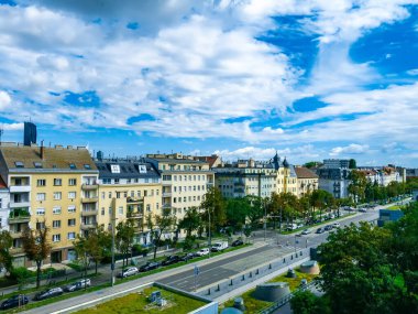 VIENNA, AUSTRIA - 24 AĞUSTOS 2020: Viyana, Avusturya 'nın işlek caddelerinde yaz sabahı.